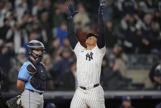 El dominicano Juan Soto, de los Yankees de Nueva York, celebra tras conectar un jonrón de tres carreras en el juego del viernes 19 de abril de 2024, ante los Rays de Tampa Bay (AP Foto/Frank Franklin II)