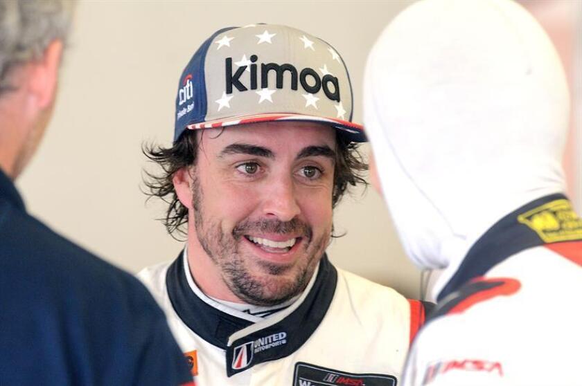 En la imagen un registro del piloto español Fernando Alonso (c), del equipo Wayne Taylor, quien acabó la jornada con el sexto mejor tiempo de los entrenamientos libres para las 24 Horas de Daytona. EFE