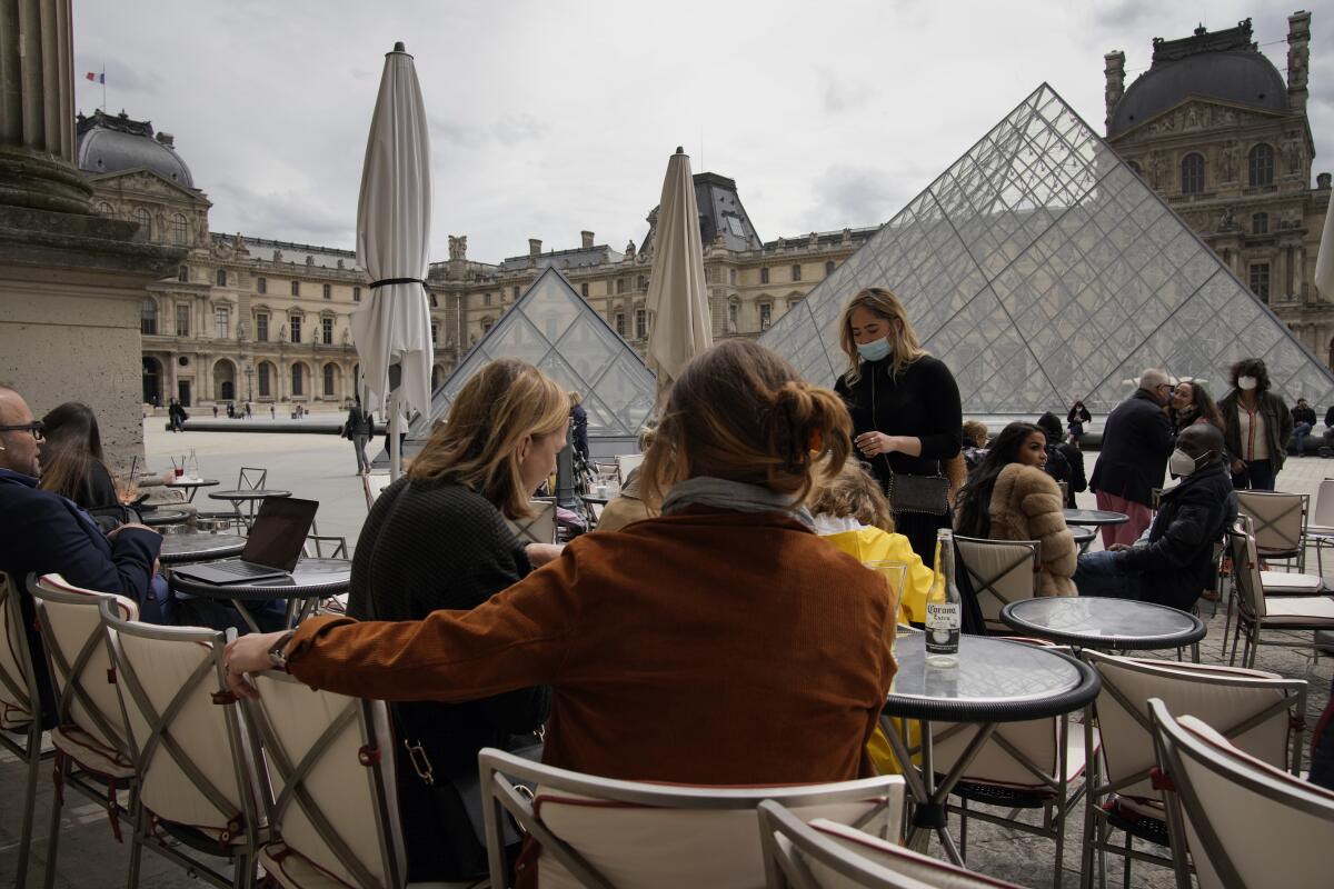 Women at a cafe in Paris