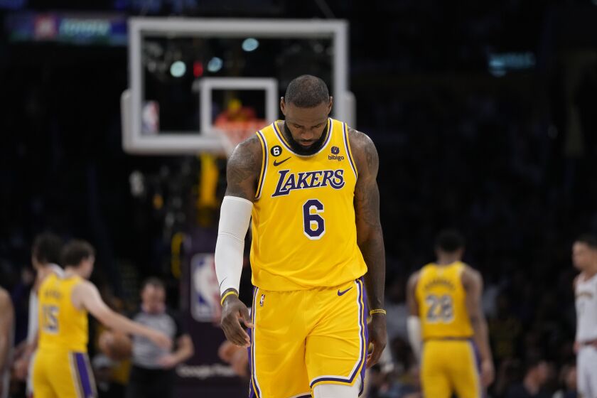 El cabizbajo LeBron James, de los Lakers de Los Ángeles, durante los últimos minutos de la derrota ante los Nuggets de Denver en los playoffs de la NBA, el lunes 22 de mayo de 2023 en Los Ángeles. (AP Foto/Ashley Landis)