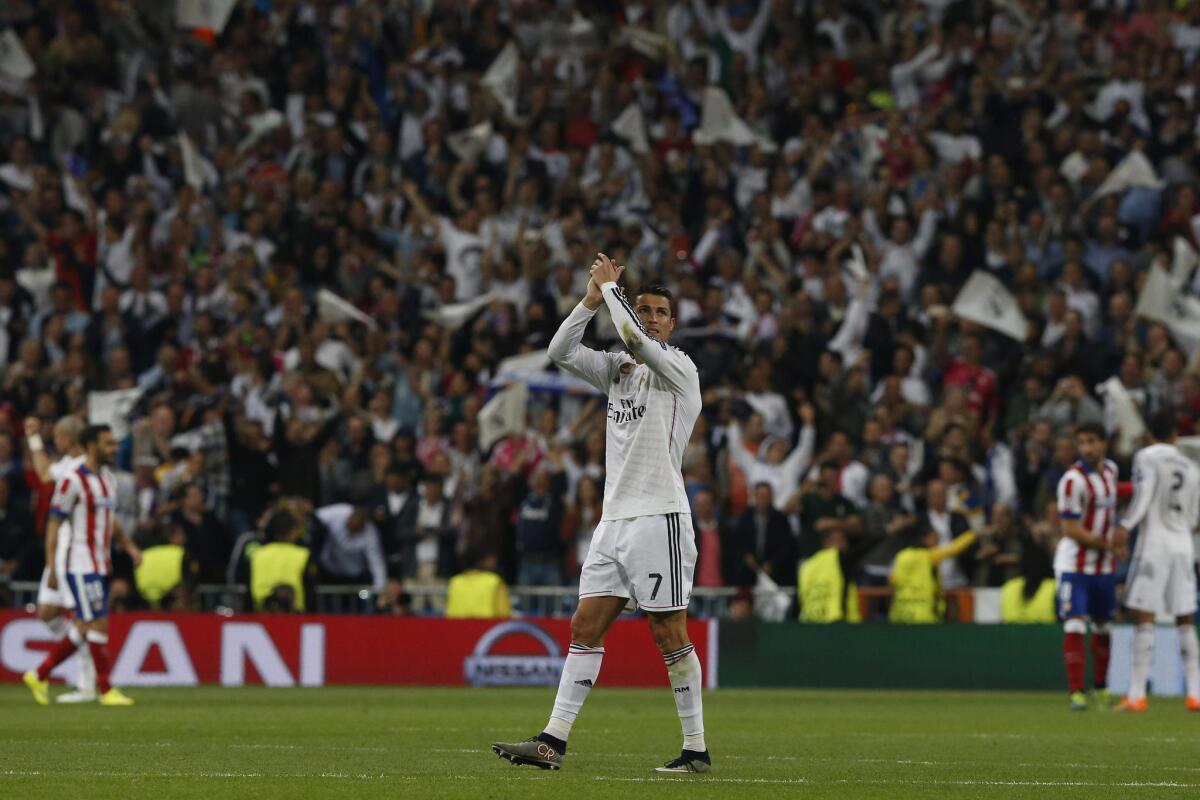 El delantero portugués del Real Madrid, Cristiano Ronaldo, a la finalización del encuentro correspondiente a la vuelta de los cuartos de final de la Liga de Campeones, que han disputado esta noche frente al At. de Madrid en el estadio Santiago Bernabéu.