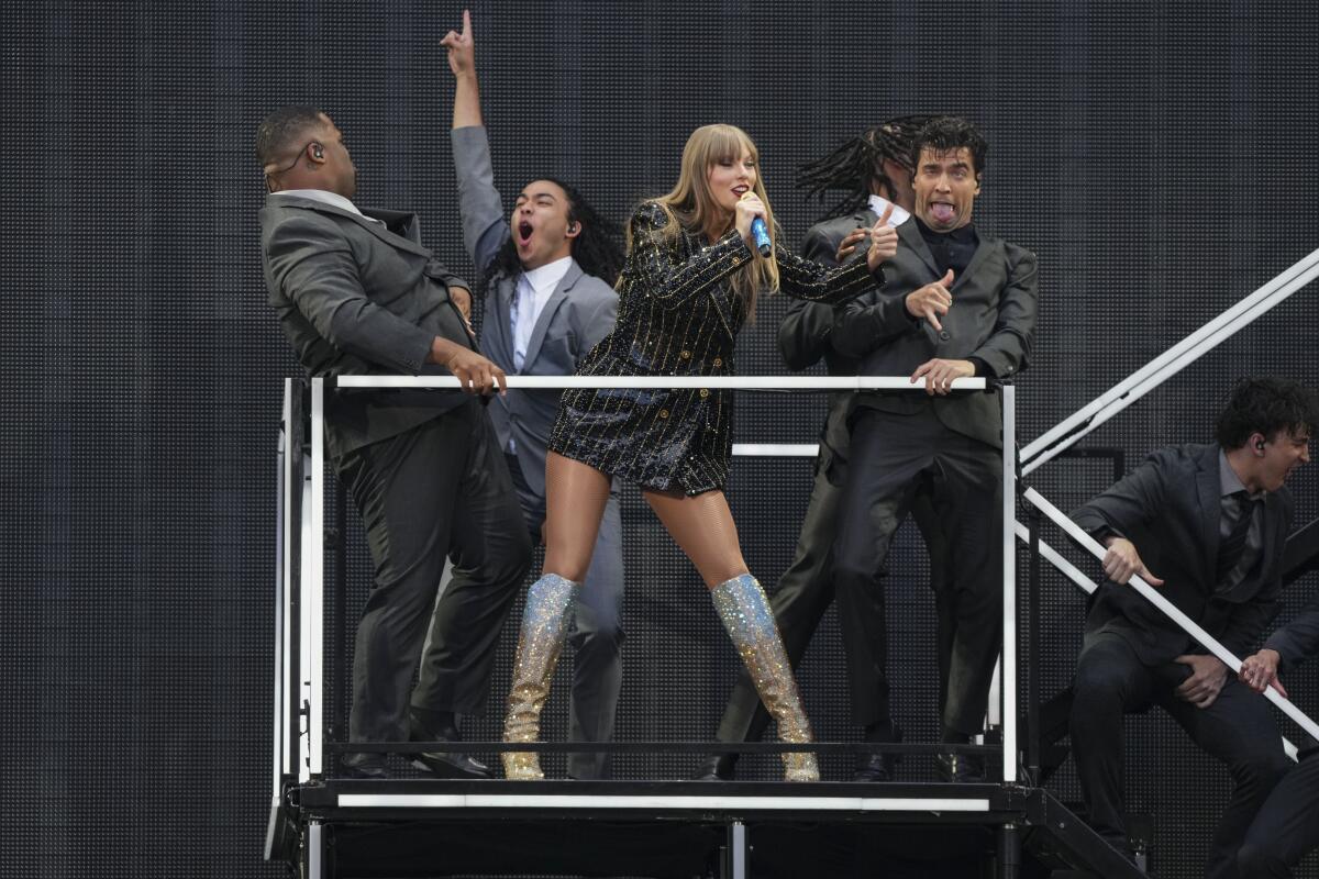 Taylor Swift canta en el estadio de Wembley, parte de su gira Eras Tour, el viernes 21 de junio de 2024.