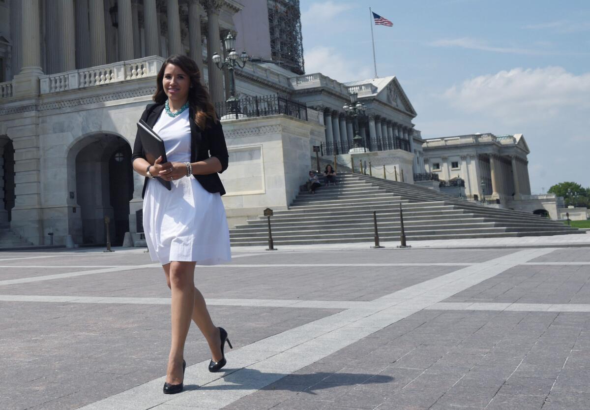 Pese a no tener papeles en Estados Unidos y con apenas 26 años, Cindy Nava ha pasado a engrosar las filas del Comité Nacional Demócrata (DNC), donde ahora trabaja para fortalecer las políticas destinadas a las mujeres, los jóvenes y los hispanos.