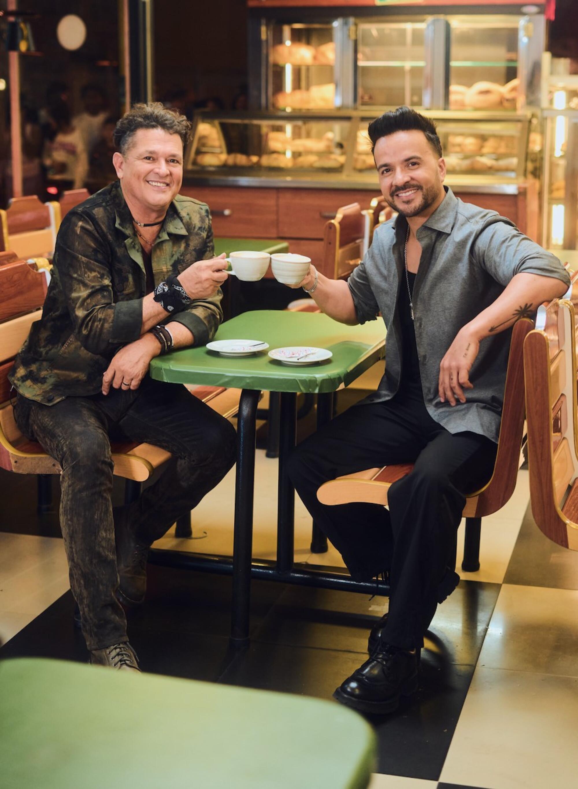 Carlos Vives y Luis Fonsi compartieron credito en el sencillo "Santa Marta" 