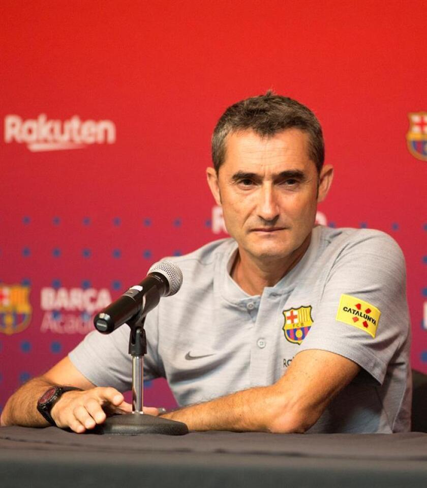 El entrenador del FC Barcelona, Ernesto Valverde, habla durante una conferencia de prensa en la Universidad de California, en Los Ángeles (EE.UU.). EFE