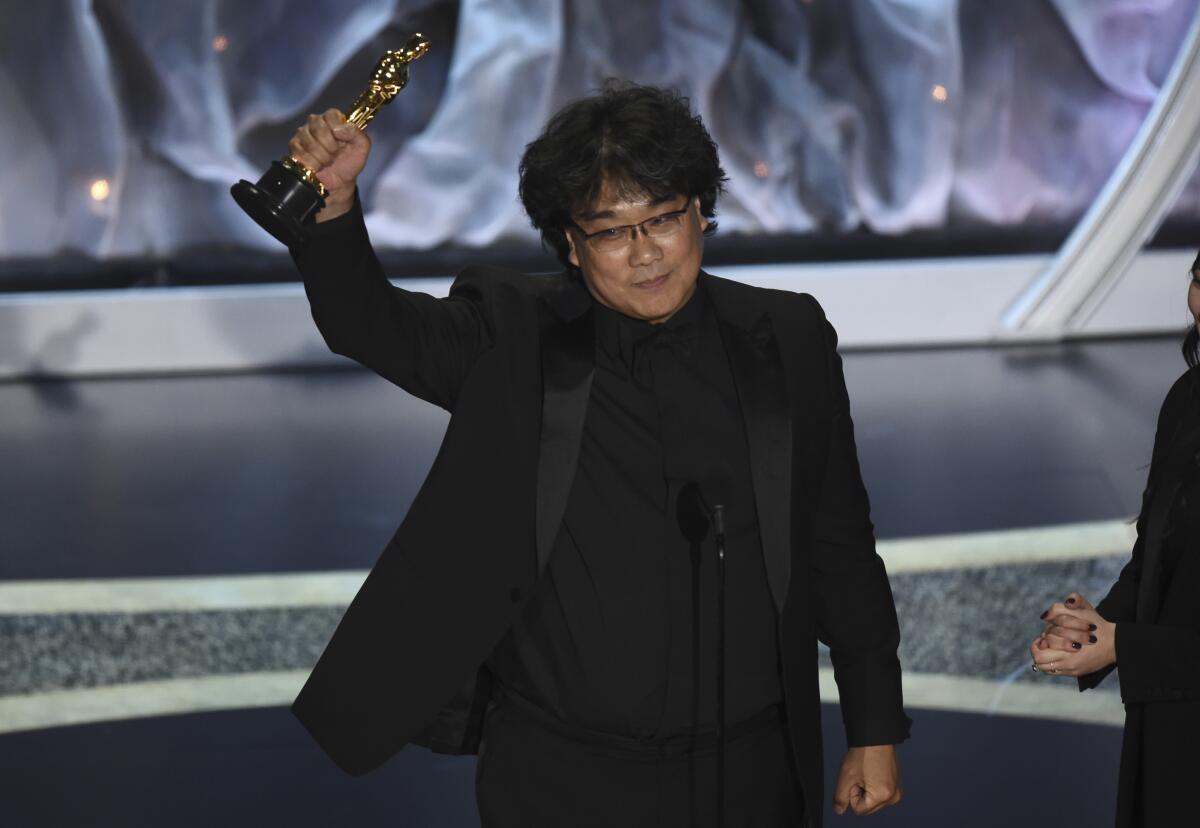 Bong Joon Ho recibe el Oscar al mejor largometraje internacional por "Parasite", de Corea del Sur, el domingo 9 de febrero del 2020 en el Teatro Dolby en Los Angeles.