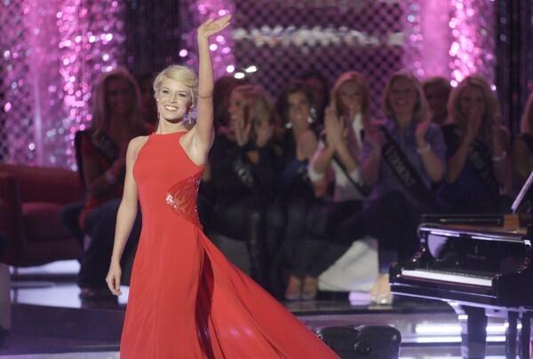 Talent competition: Miss Nebraska leaves stage