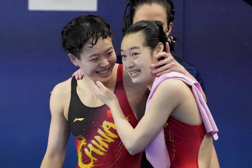 Las chinas Chen Yiwen y Chang Yani Hugh tras competir en el trampolín sincronizado de los Juegos Olímpicos de París, el sábado 27 de julio de 2024, en Saint-Denis, Francia. (AP Foto/Lee Jin-man)