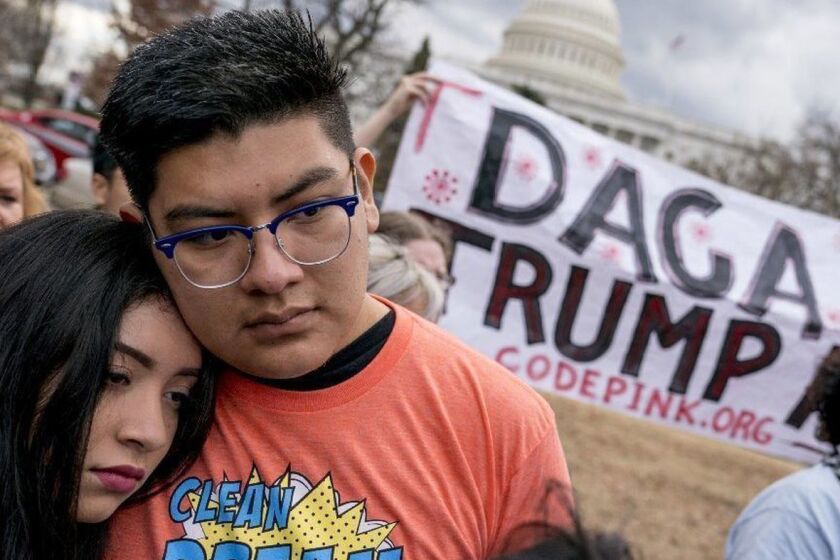 Proinmigrantes realizan una manifestación en Capitol Hill en Washington en enero. Los jueces han bloqueado el intento de la administración Trump de terminar el programa DACA, pero la mayoría de los destinatarios elegibles aún no han solicitado la renovación. (Andrew Harnik / Associated Press)