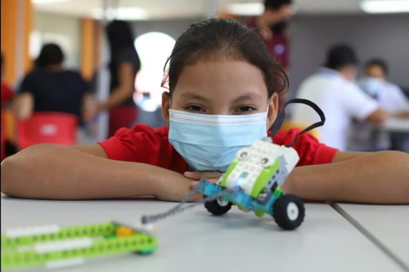 La Fundación Salvador del Mundo implementa programas educativos en tres localidades de El Salvador.