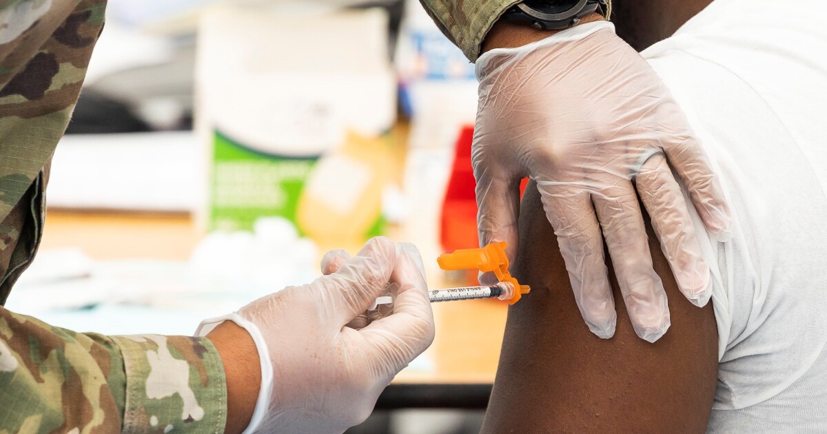 Red médica neoyorquina despide a 1.400 empleados por negarse a recibir vacuna