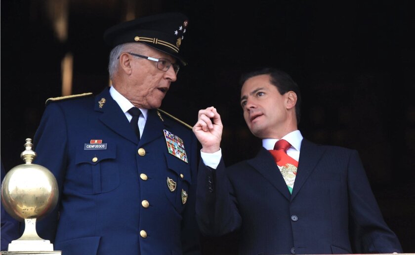 Salvador Cienfuegos (i) fue secretario de Defensa durante el Gobierno de Enrique Peña Nieto (2012-2018).