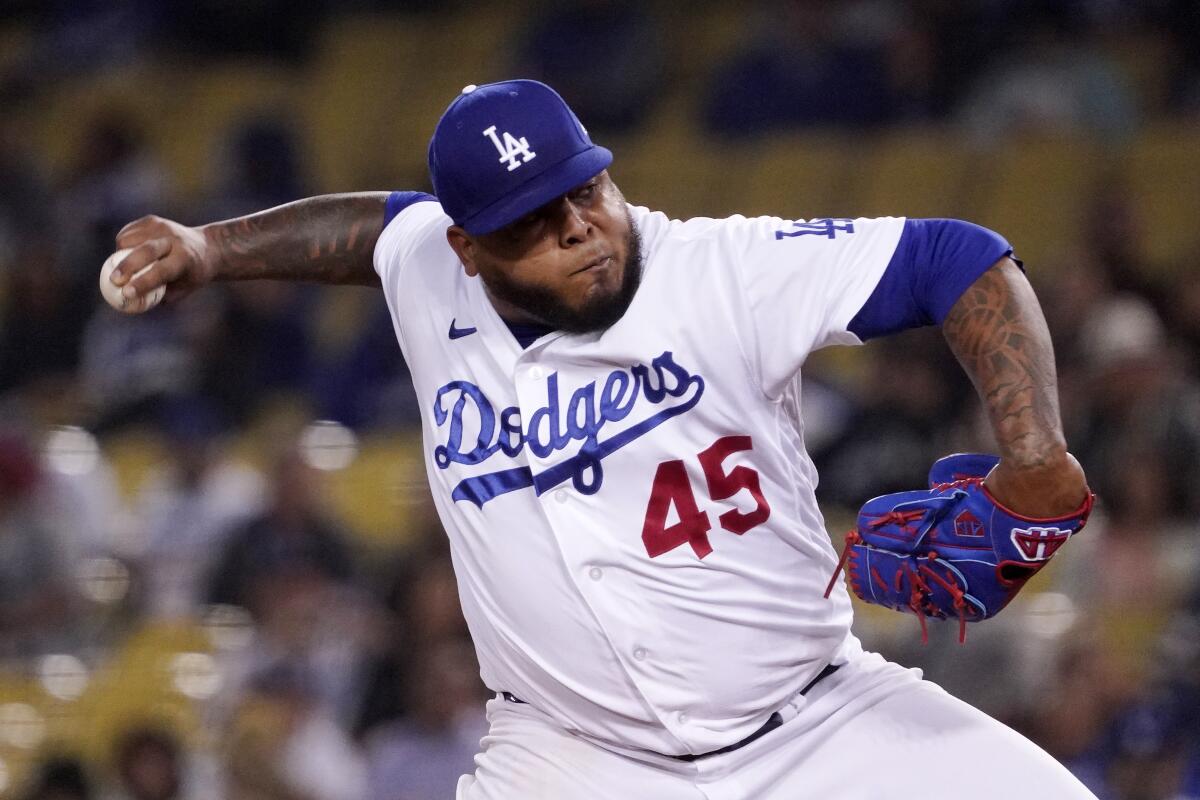ARCHIVO - El lanzador relevista de los Dodgers de Los Ángeles, Reyes Moronta, lanza al plato durante la novena 