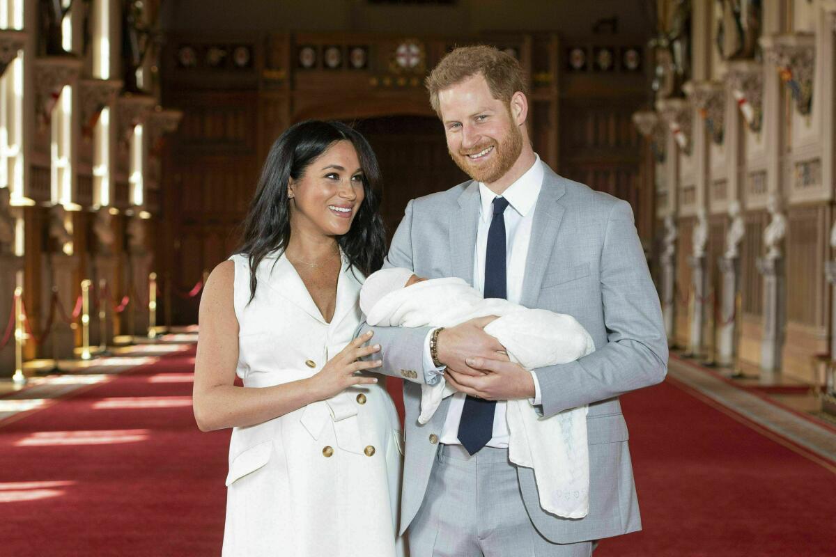 En príncipe Enrique y Meghan, la duquesa de Sussex, se retiran de la primera sesión de fotos para la prensa con su hijo recién nacido, el miércoles 8 de mayo del 2019 en el Castillo de Windsor, en Windsor, Inglaterra. El bebé, cuyo nombre no se ha anunciado, nació el lunes. (Dominic Lipinski/Pool vía AP)