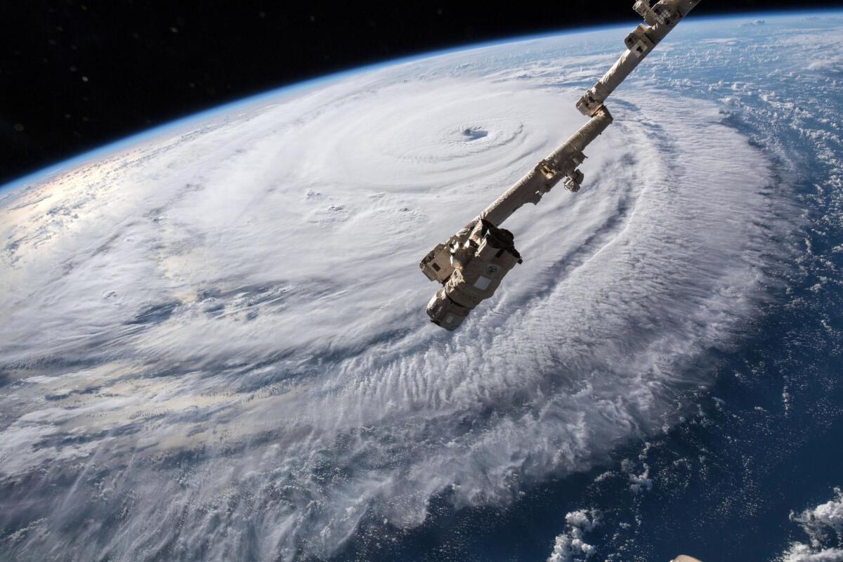 Fotografía cedida por la NASA muestra el ojo del huracán Florence sobre el océano Atlántico hoy, 12 de septiembre del 2018. El "extremadamente peligroso" huracán de categoría 4 Florence mantiene su fortaleza, dimensión y organización en su ruta hacia Las Carolinas, en la costa sureste de EE.UU., donde amenaza, entre otras, con una marejada ciclónica. EFE/NASA