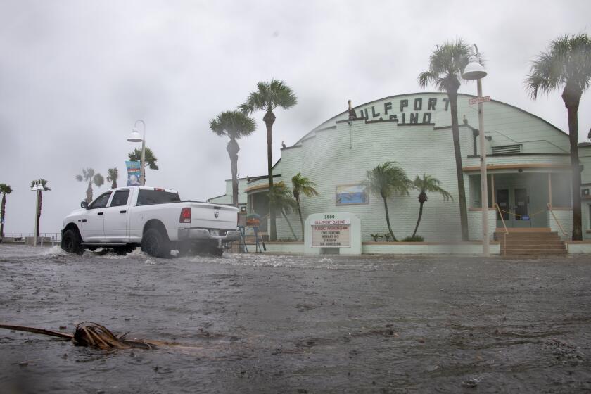 Una camioneta avanza en una calle inundada mientras el huracán Debby se acerca a Florida, el domingo 4 de agosto de 2024, en Gulfport, Florida. (Dylan Townsend/Tampa Bay Times vía AP)