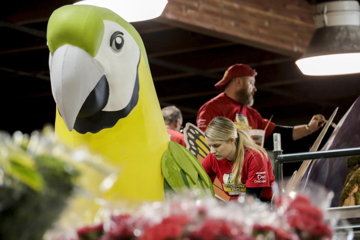 Volunteers scramble to put finishing touches on Rose Parade floats