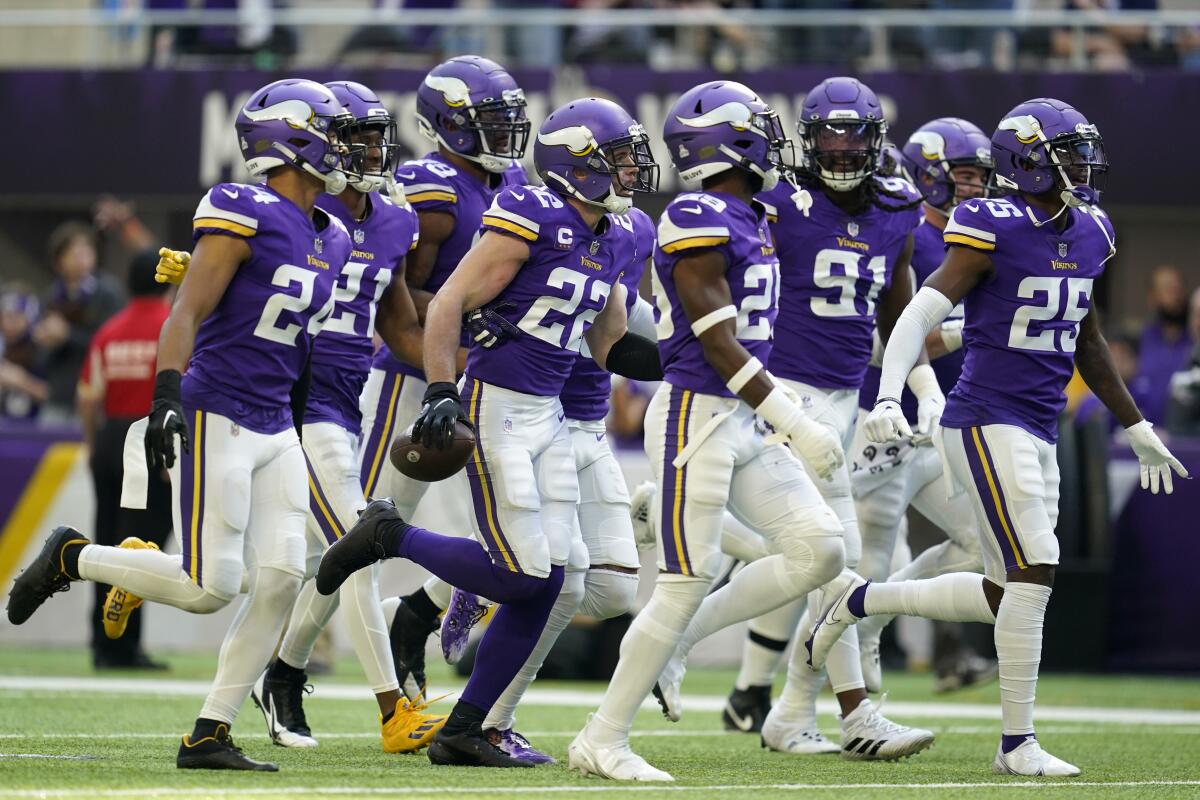 Vikings, Commanders match up with winning streaks at stake - The