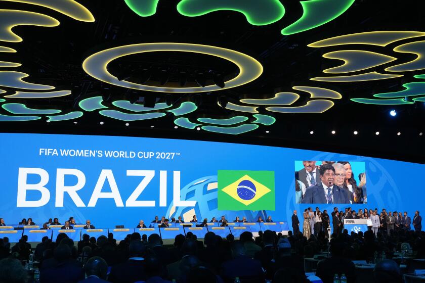 El presidente de la Confederación Brasilea de fútbol, Ednaldo Rodrigues, pronuncia un discurso luego que Brasil obtuviera la sede del Mundial femenino de 2027, el viernes 17 de mayo de 2024, en Bangkok. (AP Foto/Sakchai Lalit)