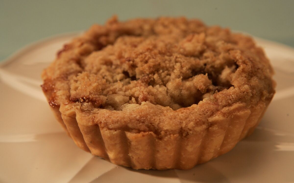 Warm apple crumble pie