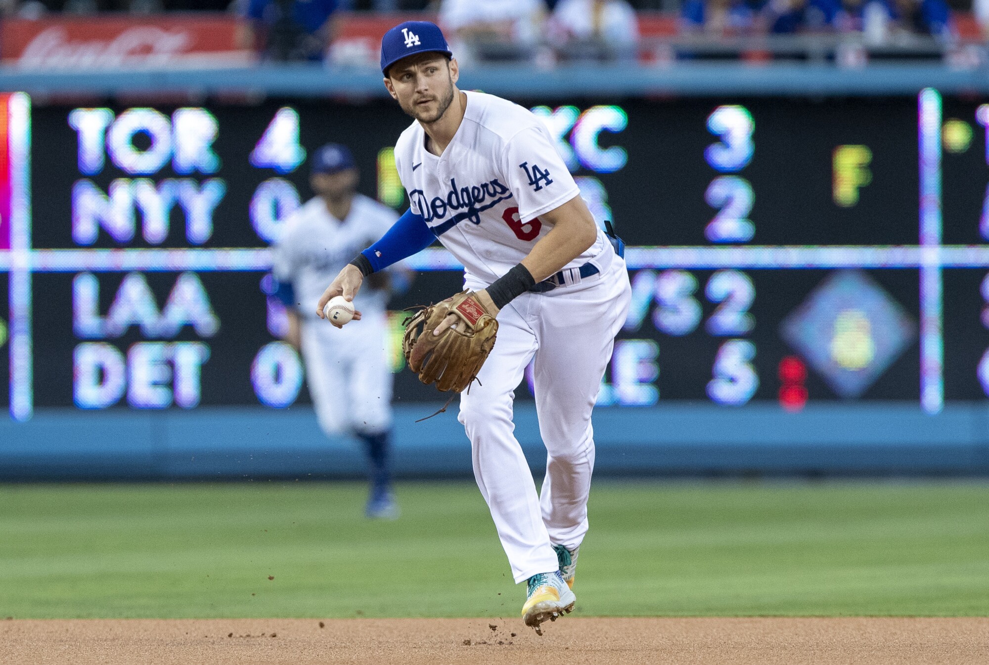 L'arrêt-court des Dodgers de Los Angeles, Trea Turner, se prépare à expulser Jesus Aguilar des Miami Marlins 