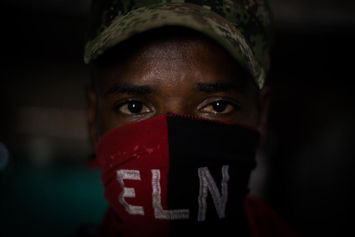Algunos guerrilleros se unieron al ELN luego de que las FARC firmaran un tratado de paz con el gobierno colombiano. Kalinche, de 34 años, había estado con las FARC 10 años antes de unirse al ELN en 2017.