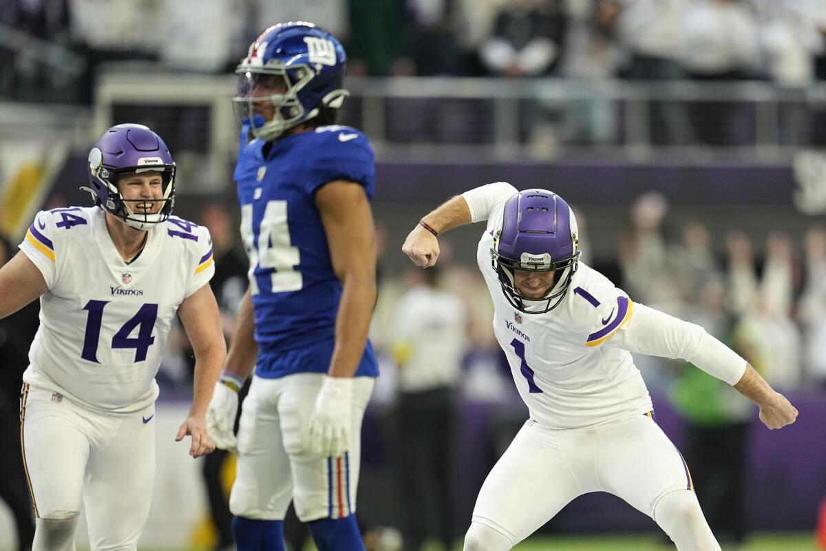 Vikings edge Giants 27-24 on Joseph's game-ending 61-yard FG - The