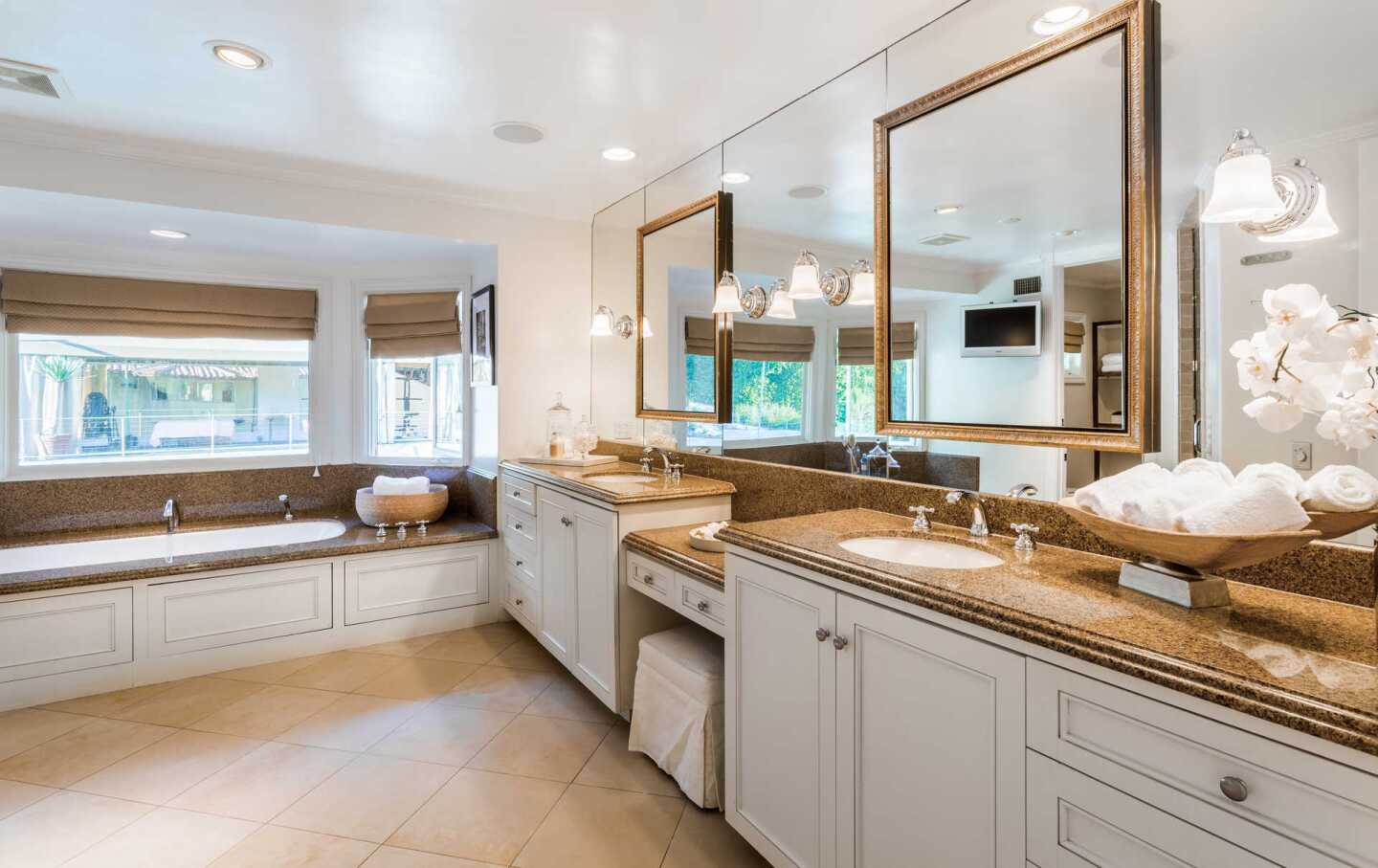 Chris Pratt and Anna Faris' marital home: the master bathroom.