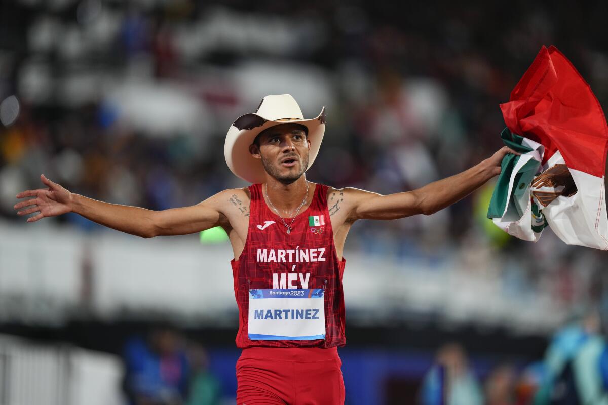 El mexicano Fernando Martínez celebra tras ganar la medalla de oro de los 5.000 metros del atletismo 