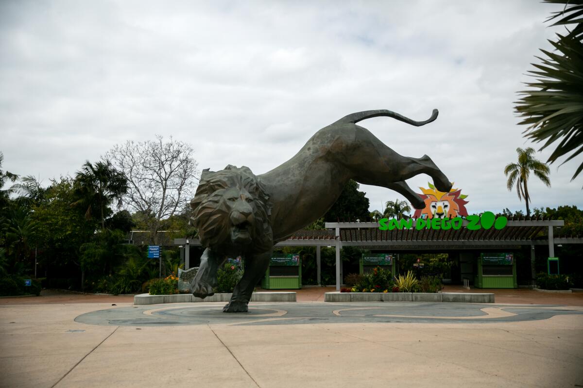 Foto de archivo de la entrada del zoológico.