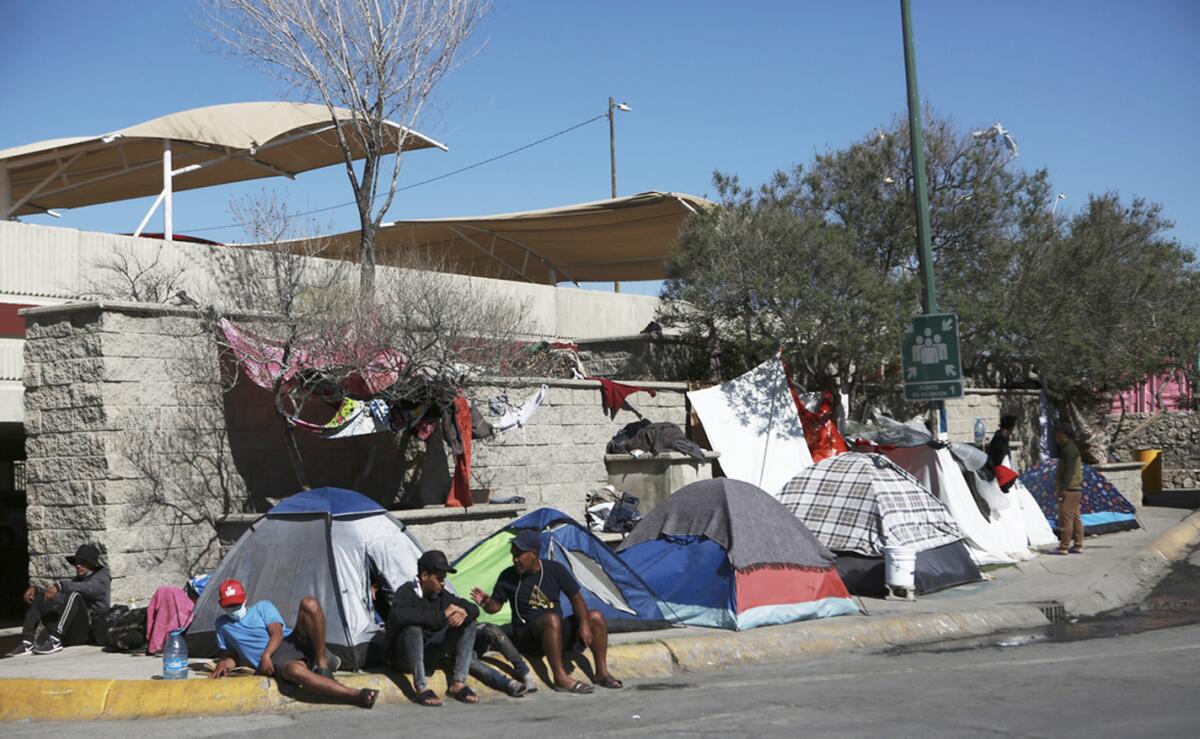 Acampada de migrantes justo afuera del centro de detención de migrantes 