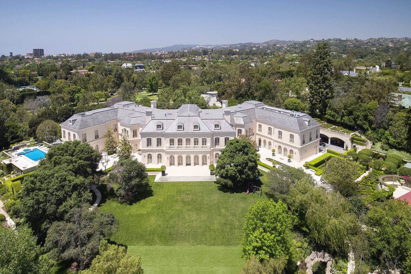 The Manor, an iconic L.A. mansion, seeks $165 million - Los Angeles Times