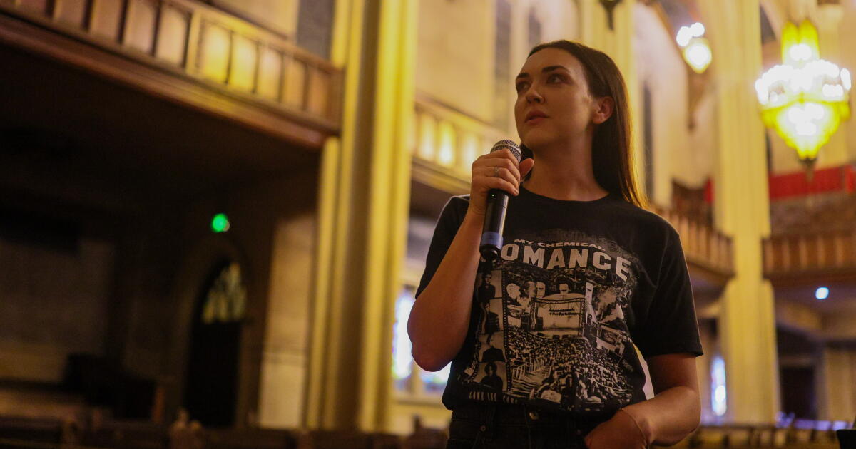 Inside The Candlelit L.a. Church Where Emo Lovers Analyze My Chemical Romance Lyrics - Beritaja Inside The Candlelit L.a. Church Where Emo Lovers Analyze My Chemical Romance Lyrics - Beritaja