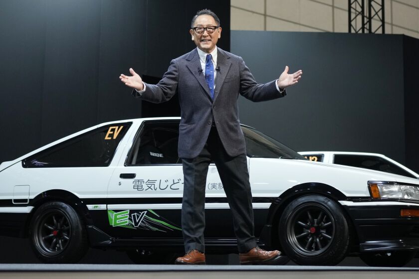 El director general de Toyota Motor Corp., Akio Toyoda, pronuncia un discurso en el escenario del Salón del Auto de Tokio el viernes 13 de enero de 2023, en Chiba, cerca de Tokio. (AP Foto/Eugene Hoshiko)