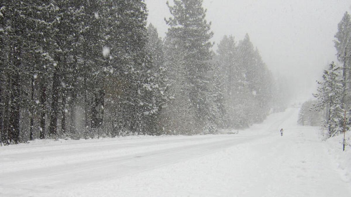 Un peatón camina en la nieve en Ski Run Boulevard en South Lake Tahoe, California, el martes, 10 de noviembre de 2015.