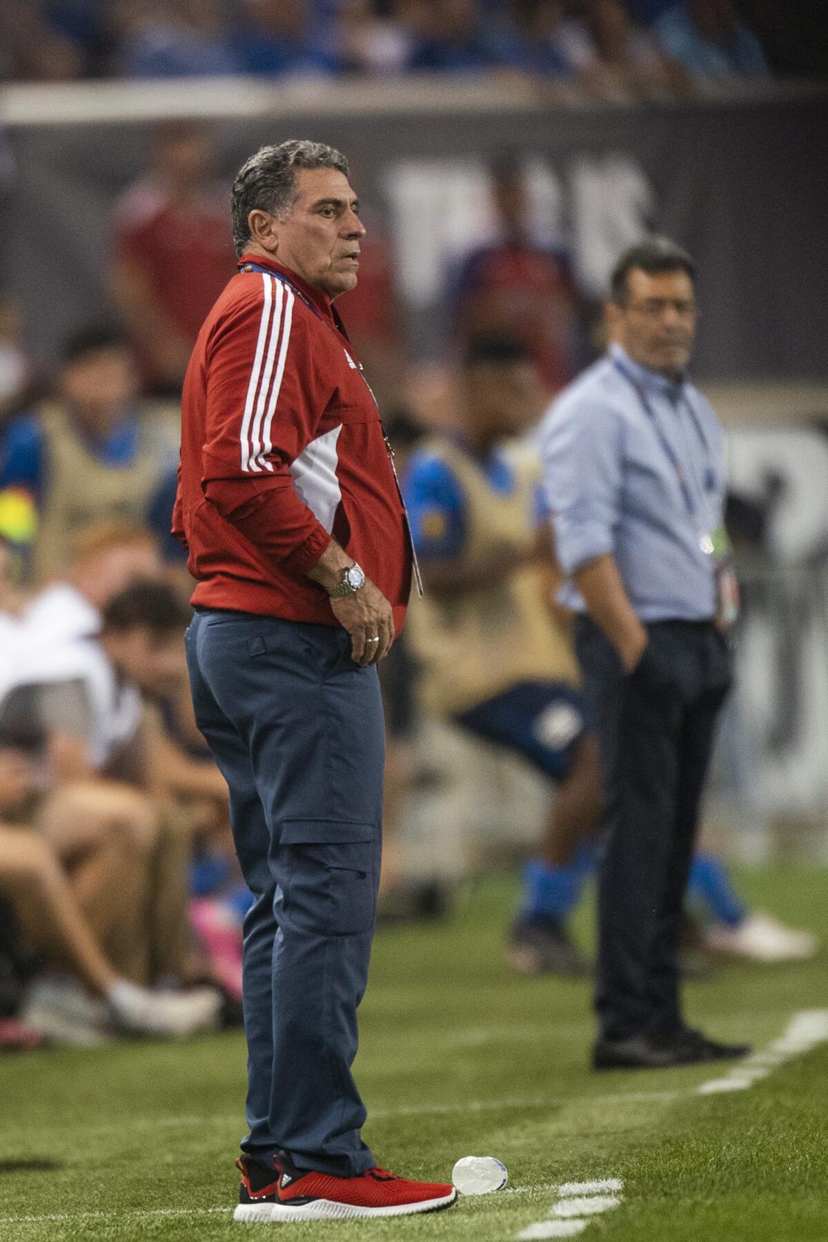 Luis Fernando Suárez, seleccionador de Costa Rica, observa el partido ante El Salvador 