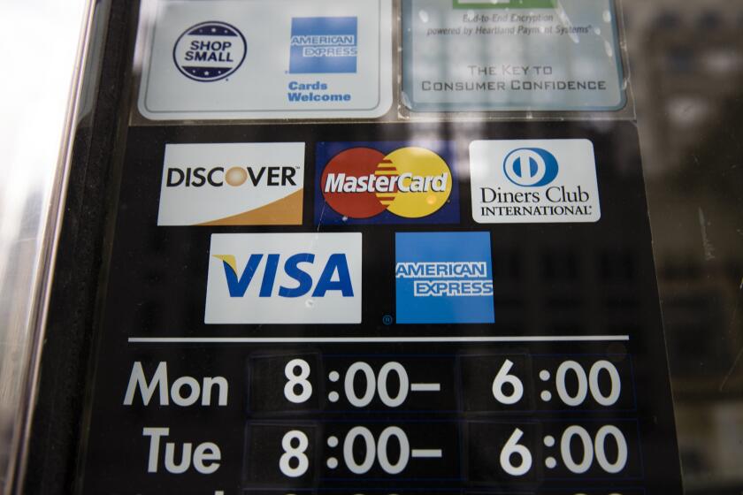 Una tienda avisa que acepta varias tarjetas de crédito, en Filadelfia, el 29 de noviembre de 2018. . (Foto AP /Matt Rourke)