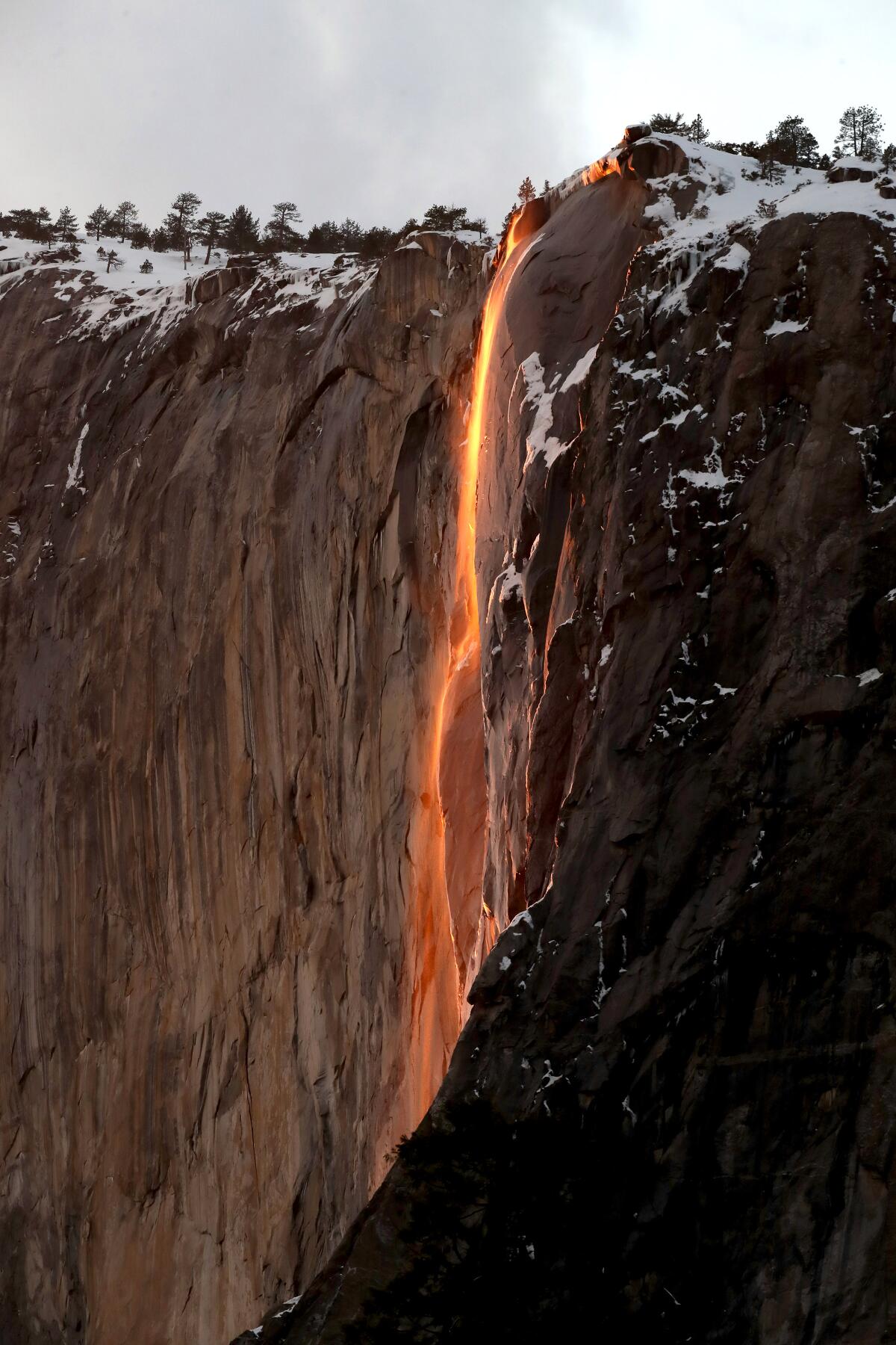 El fenómeno natural conocido como 'cascada de fuego', en 2019, en el Parque Nacional Yosemite.