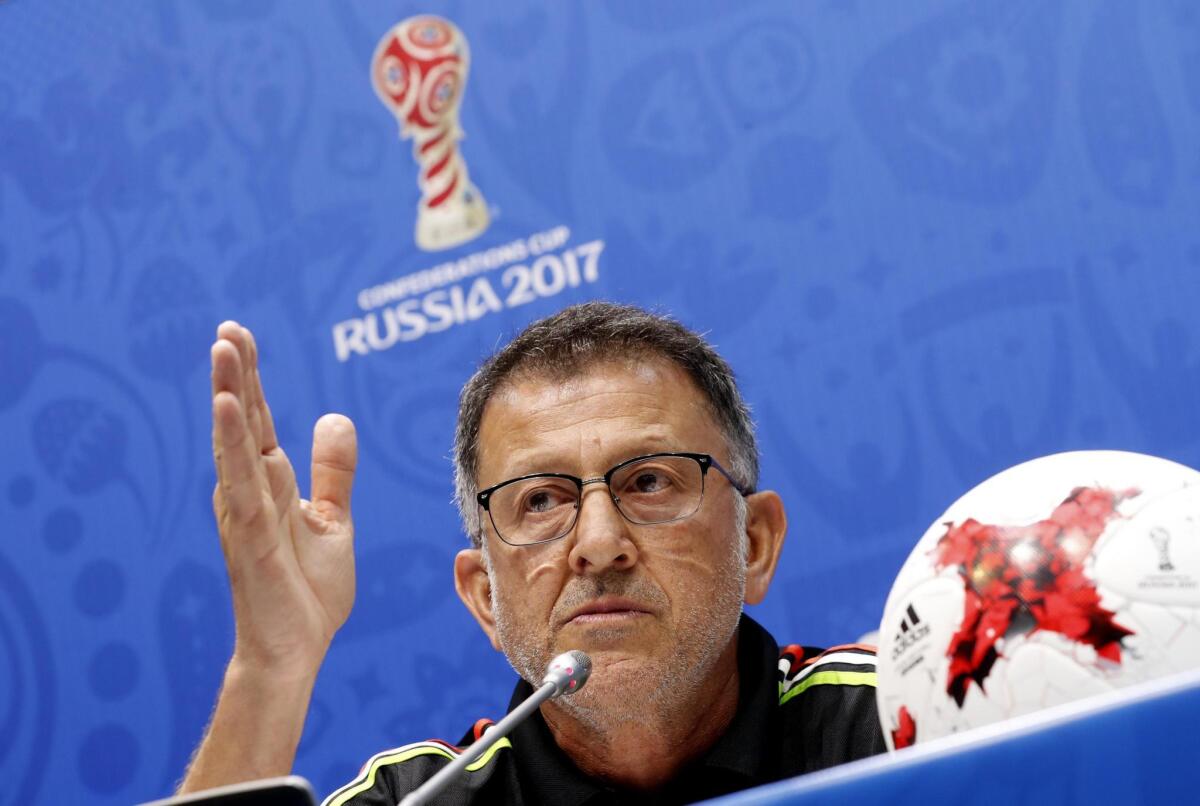El técnico de la selección mexicana de fútbol, el colombiano Juan Carlos Osorio, ofrece una rueda de prensa en Sochi, Rusia, hoy, 28 de junio de 2017. México se enfrentará a Alemania en un partido de semifinales de la Copa Confederaciones el próximo 29 de junio.
