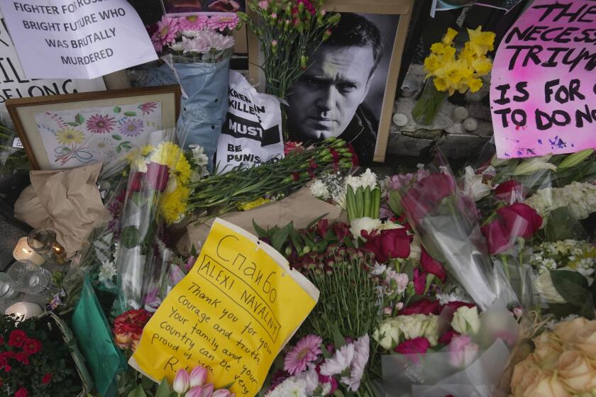 ARCHIVO - Flores y fotos colocadas frente a la embajada rusa en Londres para conmemorar la muerte de Alexei Navalny el lunes 19 de febrero de 2024. (AP Foto/Kin Cheung, Archivo)