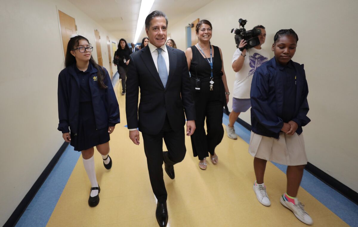 LAUSD superintendent Alberto Carvalho walks the hall with principal Mercedes Pineda.