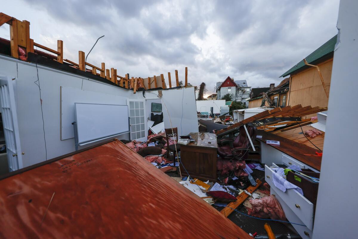 Un negocio local yace en ruinas tras el paso de un tornado el jueves 12 de enero de 2023,