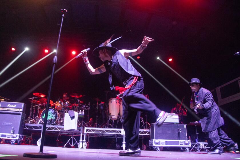 Los miembros de Molotov durante su presentación en el Auditorio Shrine.