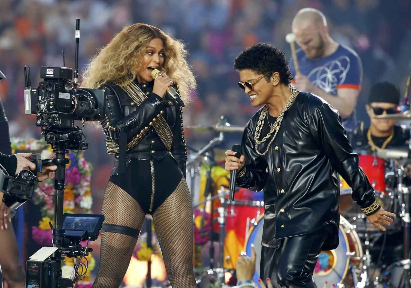Beyonce and Bruno Mars perform during half-time show at the NFL's Super Bowl 50 football game between the Carolina Panthers and the Denver Broncos in Santa Clara, California February 7, 2016. REUTERS/Mike Blake