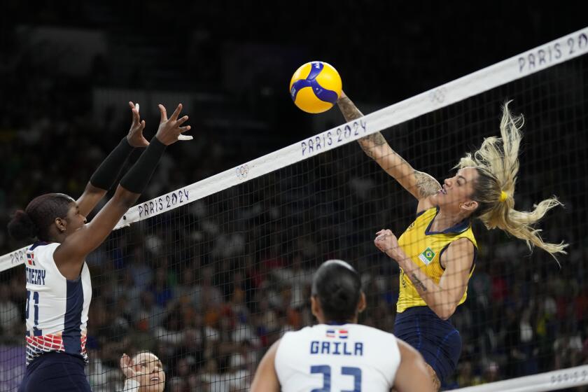 Thaisa Daher de Brasil remata la pelota durante el partido de cuartos de final contra República Dominicana en el voleibol femenino de los Juegos Olímpicos el martes 6 de agosto de 2024 en París, Francia. (AP Foto/Dolores Ochoa)