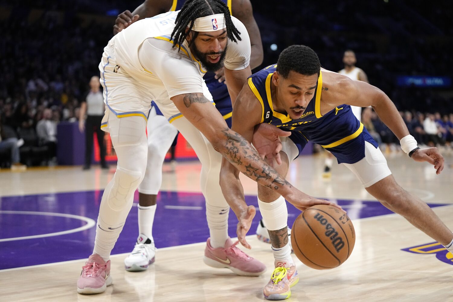 Lakers cumplen ante Warriors, pero el tiempo se convierte en un enemigo más para los angelinos
