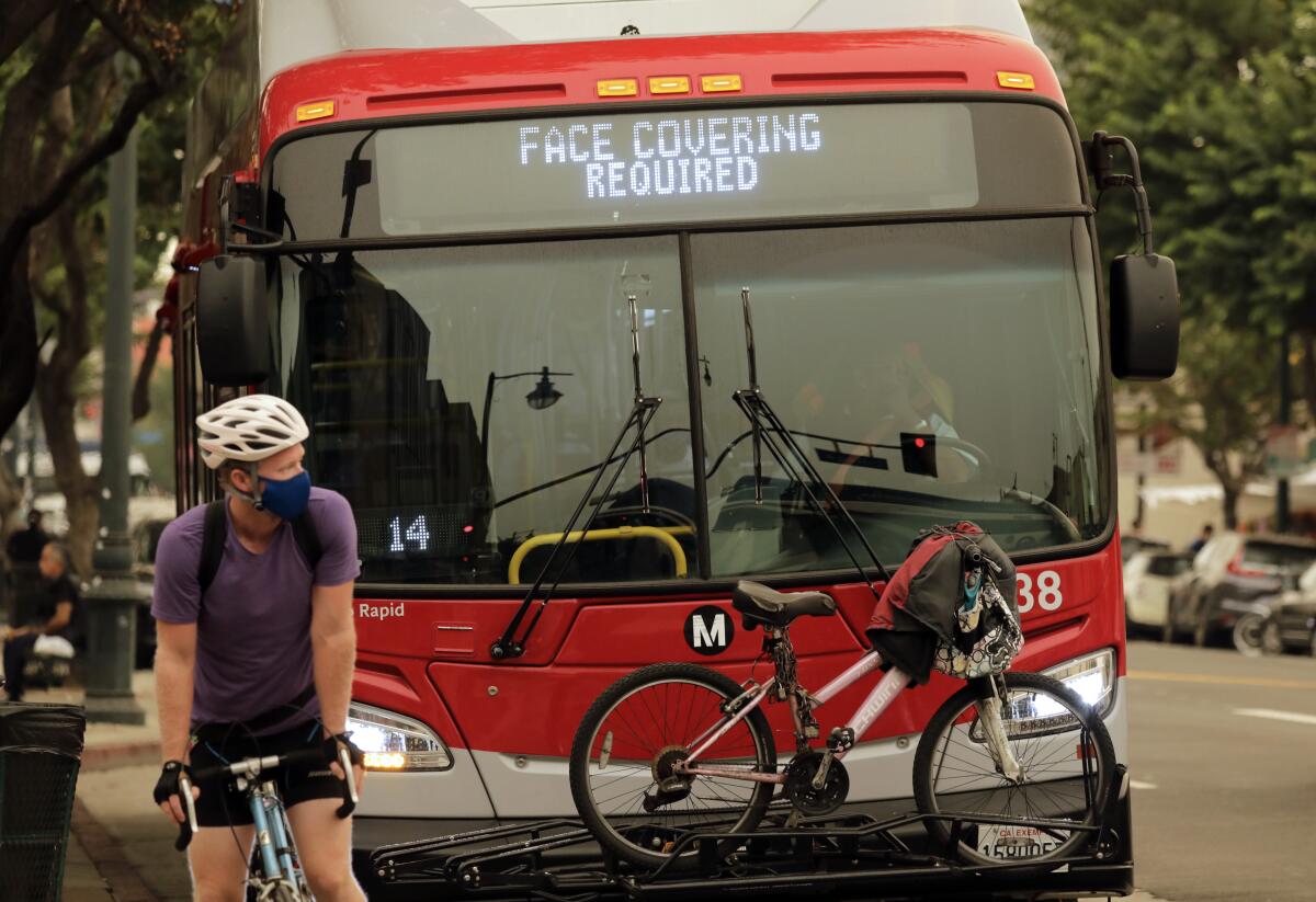 A sign notifies bus passengers about wearing masks.