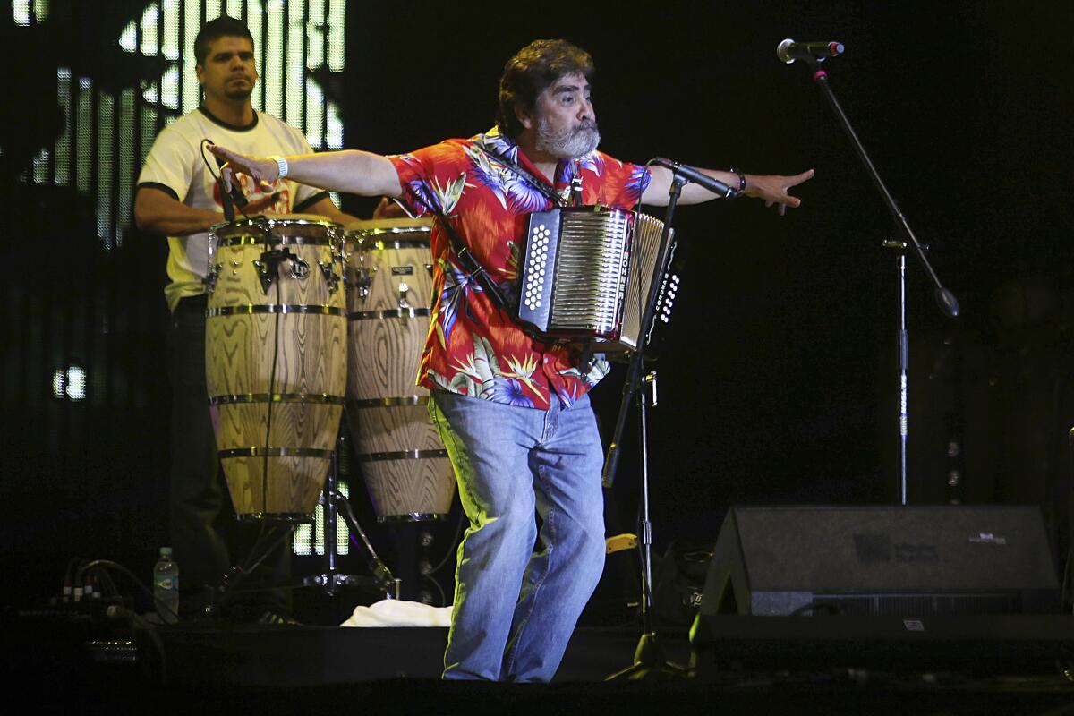 En esta fotografía de archivo del 25 de marzo de 2013 el acordeonista mexicano Celso Piña durante su concierto en el festival Cumbre Tajin en Papantla, México. Piña falleció el 21 de agosto de 2019 en Monterrey, México a causa de un infarto, informó su compañía discográfica La Tuna Group. Tenía 66 años.