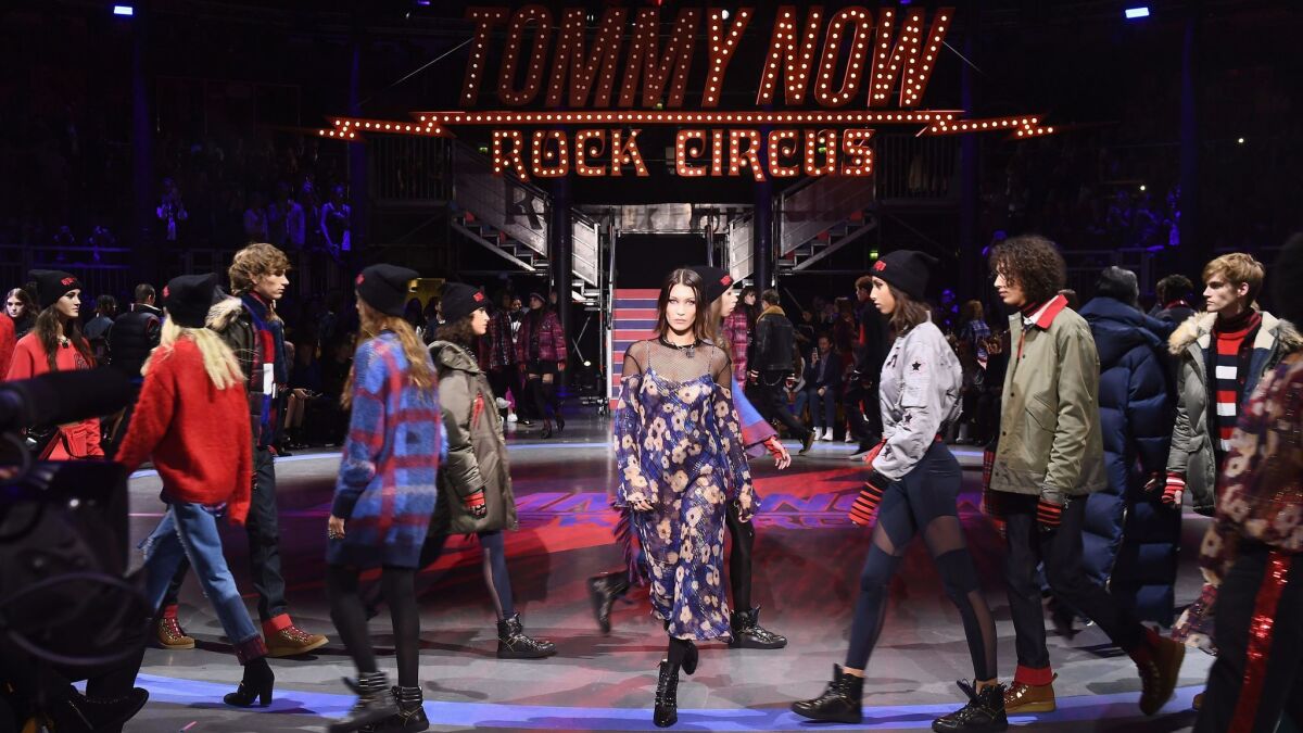 announcer Duftende gård Tommy Hilfiger and Gigi Hadid storm London Fashion Week with their rock 'n'  roll-inspired collection - Los Angeles Times