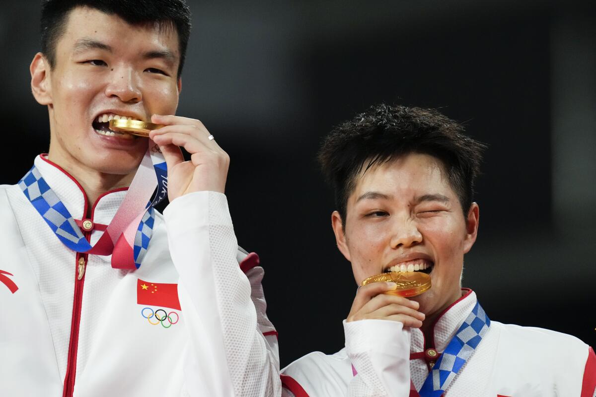 Gold medalist Wang Li Lyu and Huang Dong Ping,